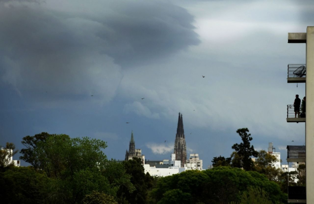 Una fuerte tormenta de lluvia y viento se acerca a La Plata