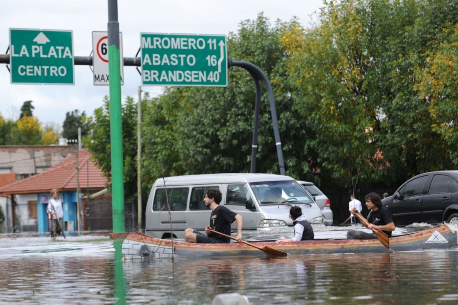 Vecinos de las Asambleas de Inundados marchan frente a la Municipalidad para exigir obras