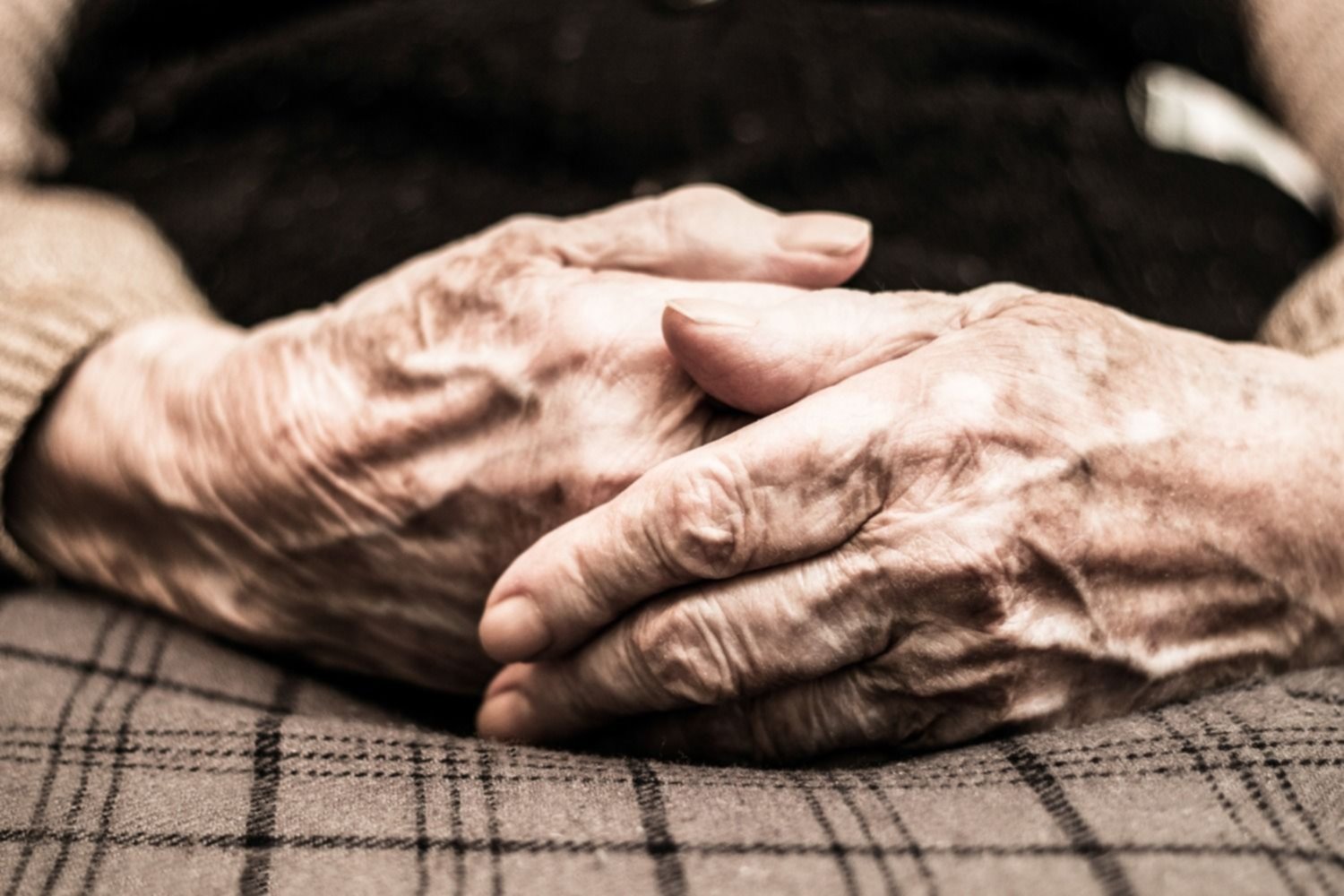 Salvaje robo en La Plata: una abuela de 90 años fue sorprendida mientras dormía
