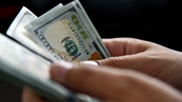 El dólar blue tuvo un salto y en el mercado paralelo se comercializa a $730