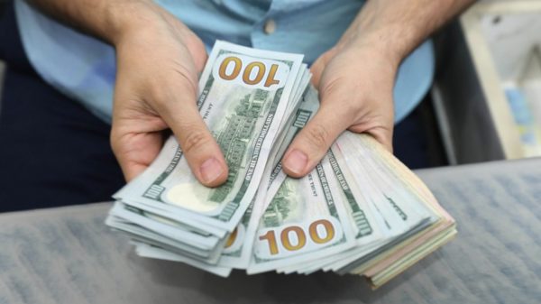 El dólar blue tuvo una leve baja de $5 y cotiza a $720 en el mercado paralelo