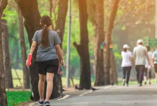 Descubrieron las tres claves para bajar de peso mientras caminamos: se destierra el mito de los 10.000 pasos