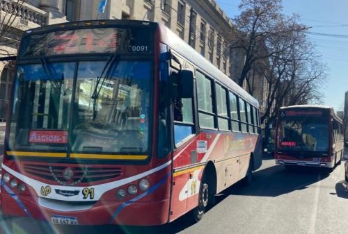 Habrá un aumento en el transporte público: ¿Cuándo será y cuánto costará viajar en La Plata?