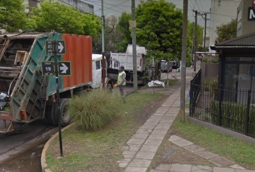 Le robaron 380 mil pesos a un médico en City Bell y analizarán las cámaras de seguridad del barrio