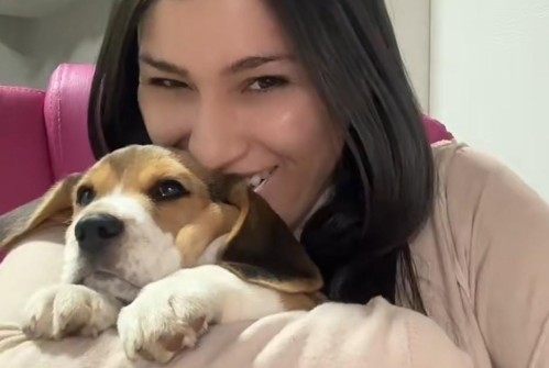 Quería hacer un video tierno con su mascota pero él comenzó a tirarse gases y ella no contuvo la risa: "Perrito de aire"