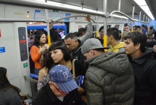 "Terminé a los besos con un flaco": el polémico roce en el pasamano del Tren Roca de La Plata que podría significar un match