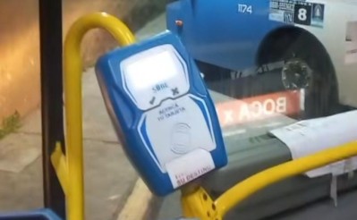 Un chofer de micro mostró los tipos de pasajeros que hay según cómo coloquen la tarjeta SUBE y se hizo viral