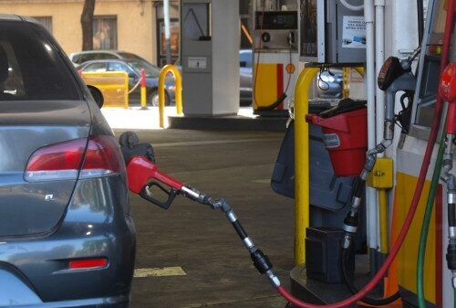 Dos petroleras subieron un 12% sus combustibles