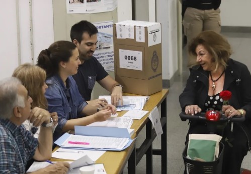 Elecciones sin discriminación en La Plata: voto asistido