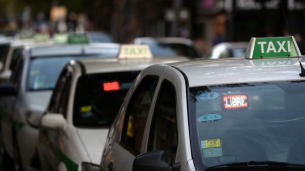 Se aprobó el aumento de la tarifa de taxis: ¿cuanto costara viajar desde el jueves?