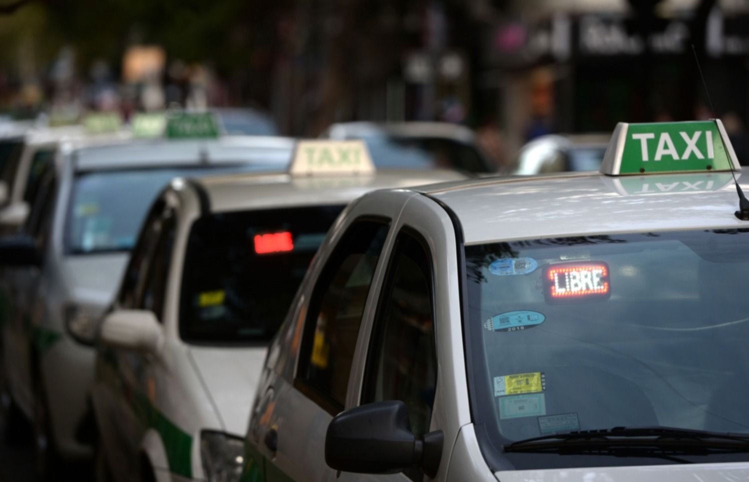 Se aprobó el aumento de la tarifa de taxis: ¿cuanto costara viajar desde el jueves?
