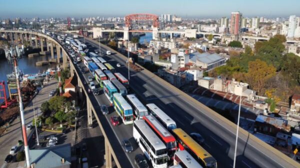 Demoras y largas filas por un accidente en la Autopista La Plata - Buenos Aires