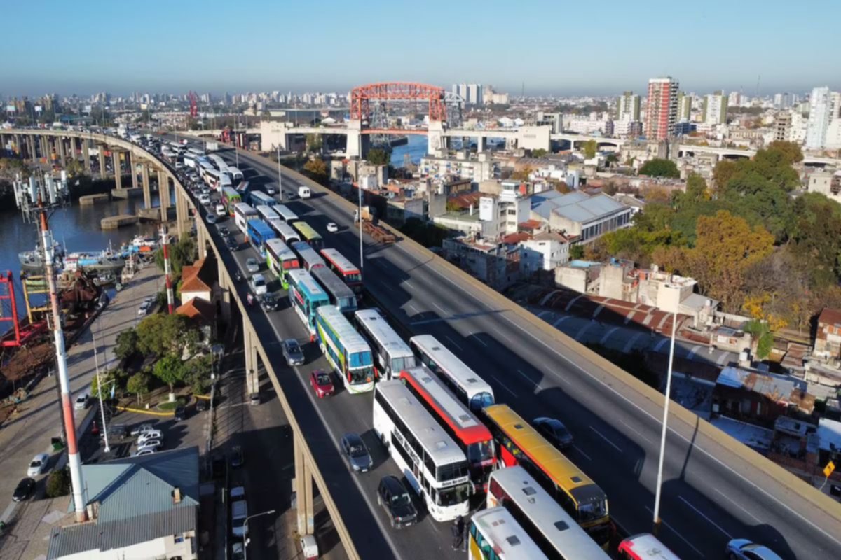 Demoras y largas filas por un accidente en la Autopista La Plata - Buenos Aires