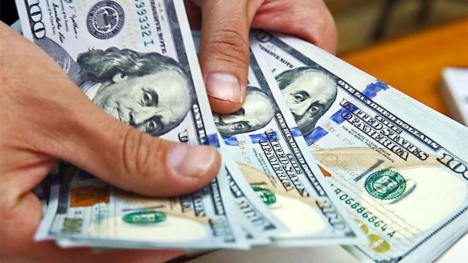 El dólar blue cortó la racha alcista con una caída de 5 pesos