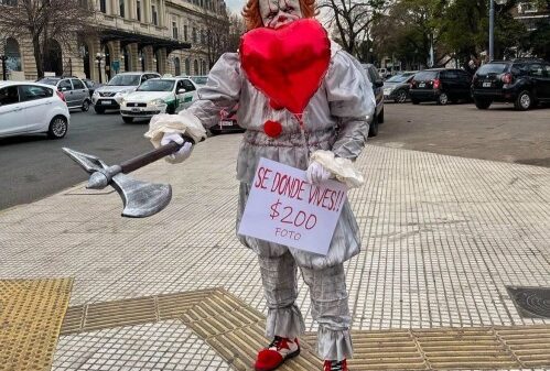 “Alto miedo loco”: platenses sorprendidos por una particular y terrorífica aparición en pleno centro de la ciudad