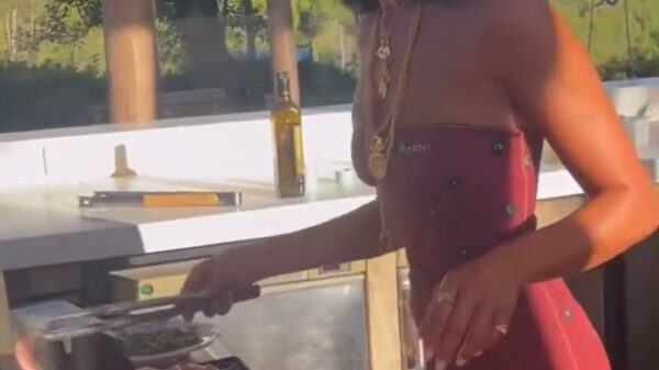 Dua Lipa se hizo cargo de una parrillada de langostinos y el video revolucionó a sus fanáticos