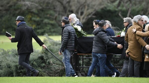 Las fotos del último adiós a Chico Navarro en medio de la tristeza de su familia y amigos