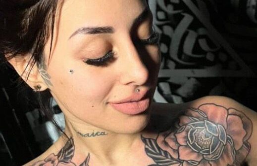 Tamara Báez mostró el impactante tatuaje que se hizo en el pecho