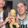 Daniela Celis y Thiago Medina le cambiaron el pañal a un muñeco para practicar su futura paternidad