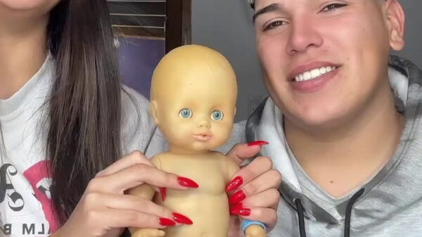 Daniela Celis y Thiago Medina le cambiaron el pañal a un muñeco para practicar su futura paternidad