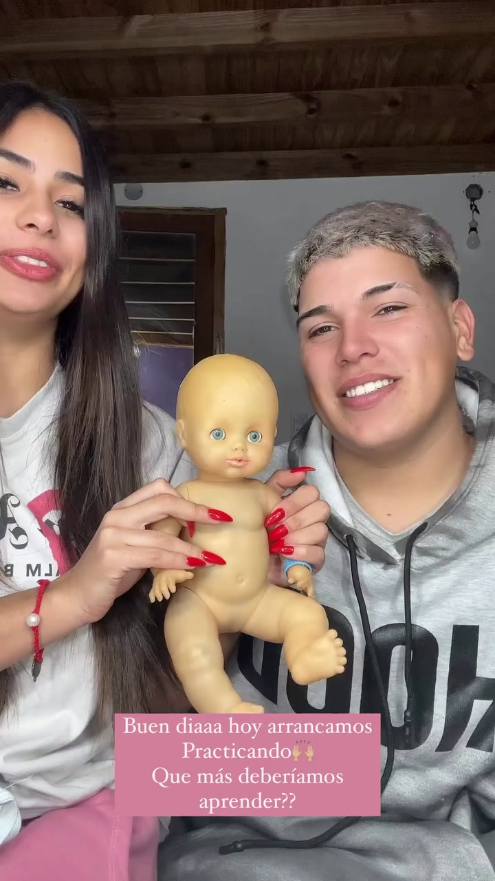 Daniela Celis y Thiago Medina le cambiaron el pañal a un muñeco para practicar su futura paternidad