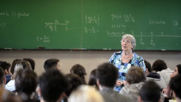 Distinción y clase: la profesora youtuber de la UNLP vuelve a la Facultad de Ingeniería