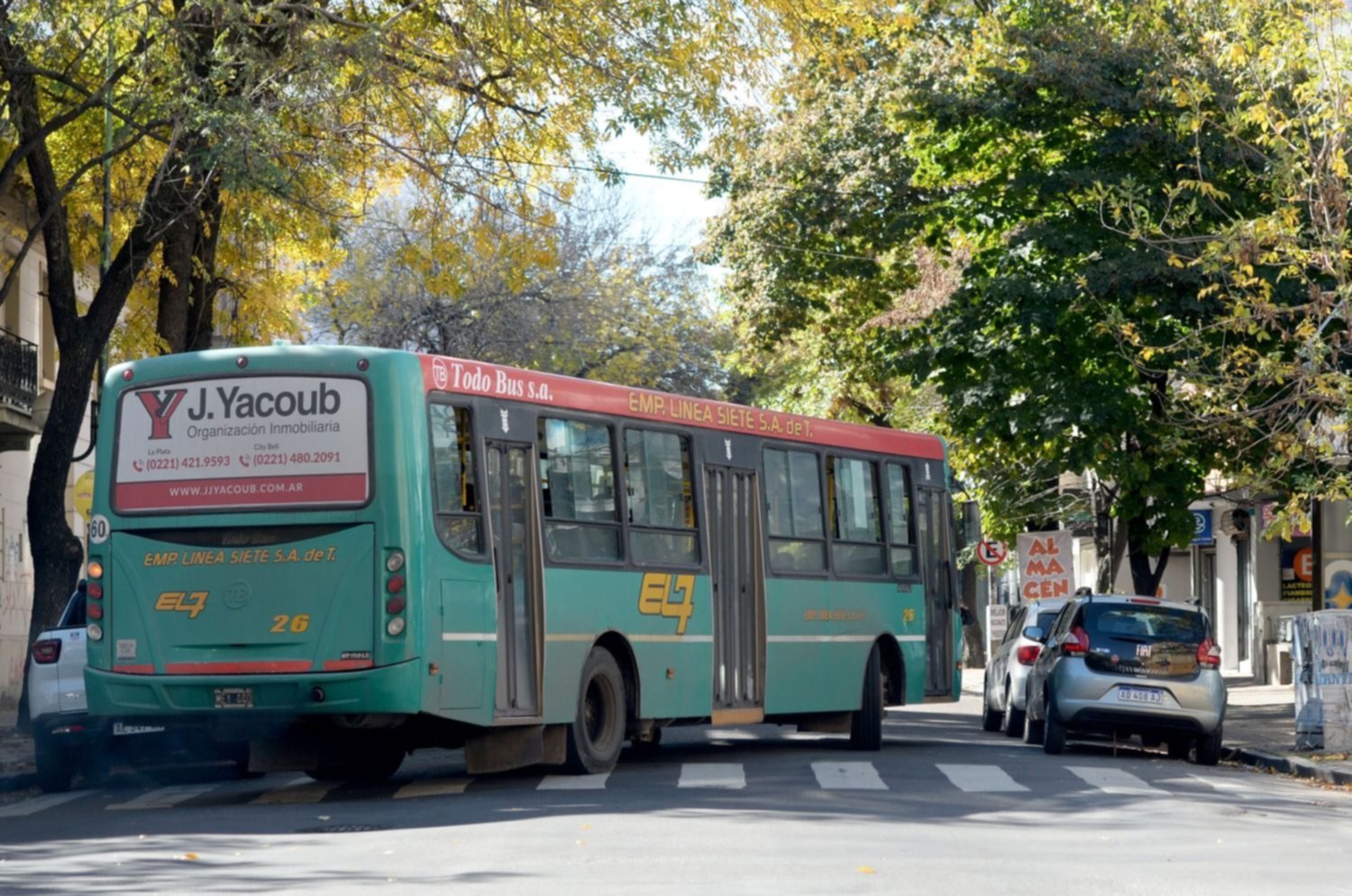 Apedrearon a un micro en La Plata