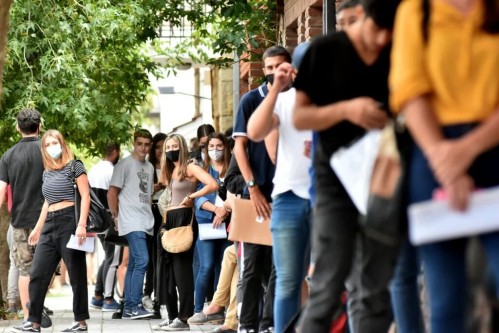 “No llegamos a fin de mes”: la desesperada búsqueda laboral de una joven platense que intenta ayudar a su papá enfermo