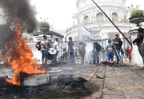 Un sector de los municipales paran en La Plata en reclamo por el bono de $60.000