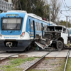 Un camión fue embestido por el Tren Roca luego de cruzar con la barrera baja