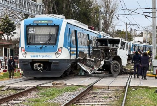 Un camión fue embestido por el Tren Roca luego de cruzar con la barrera baja