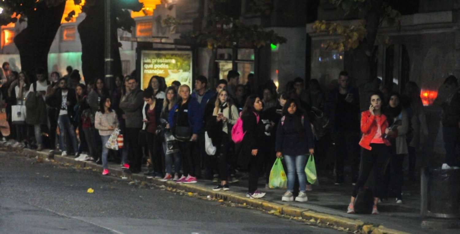 Empresas de micros presionan con suspender trabajadores y el servicio nocturno