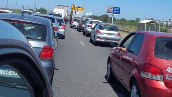 Gran embotellamiento en la Autopista La Plata - Buenos Aires por un accidente