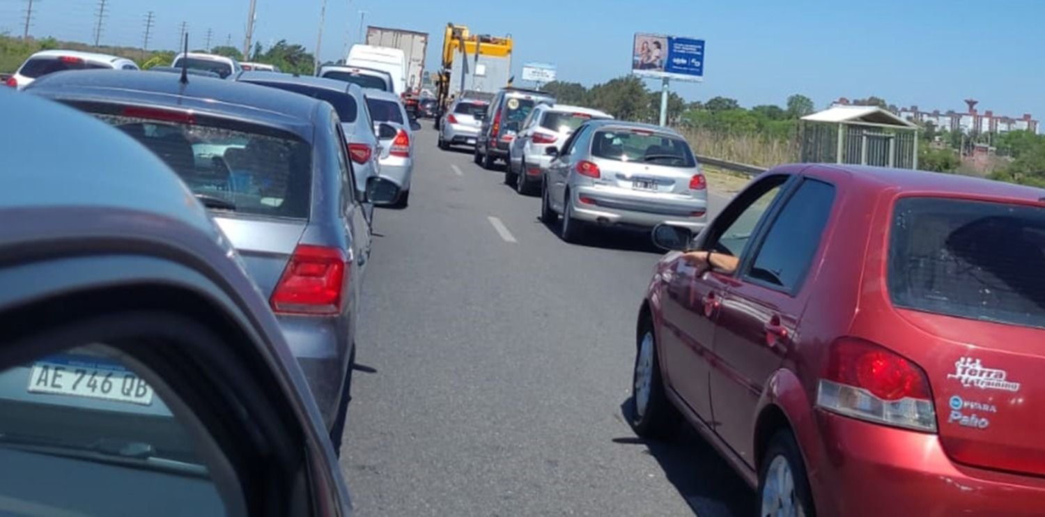 Gran embotellamiento en la Autopista La Plata - Buenos Aires por un accidente