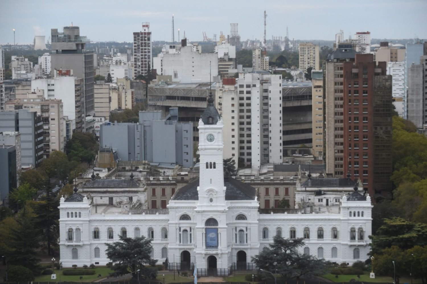 Principio de acuerdo por bono y aumento para los municipales de La Plata