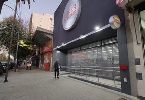 El lunes "cierra todo" y casi no habrá supermercados en La Plata