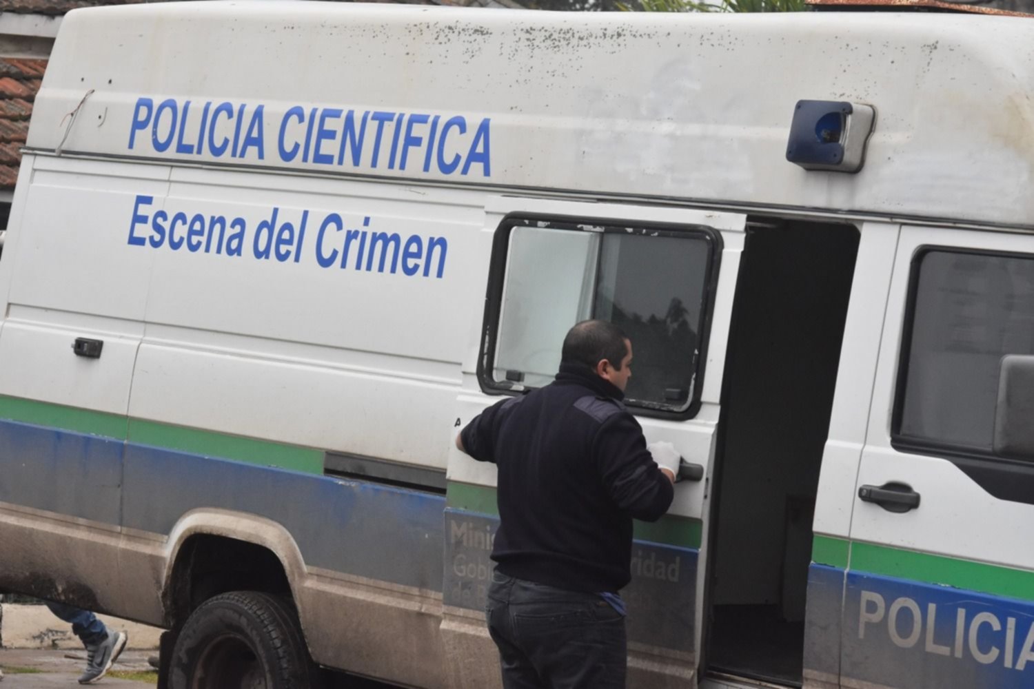 Femicidio en La Plata: una joven fue baleada en la cabeza y buscan a su novio