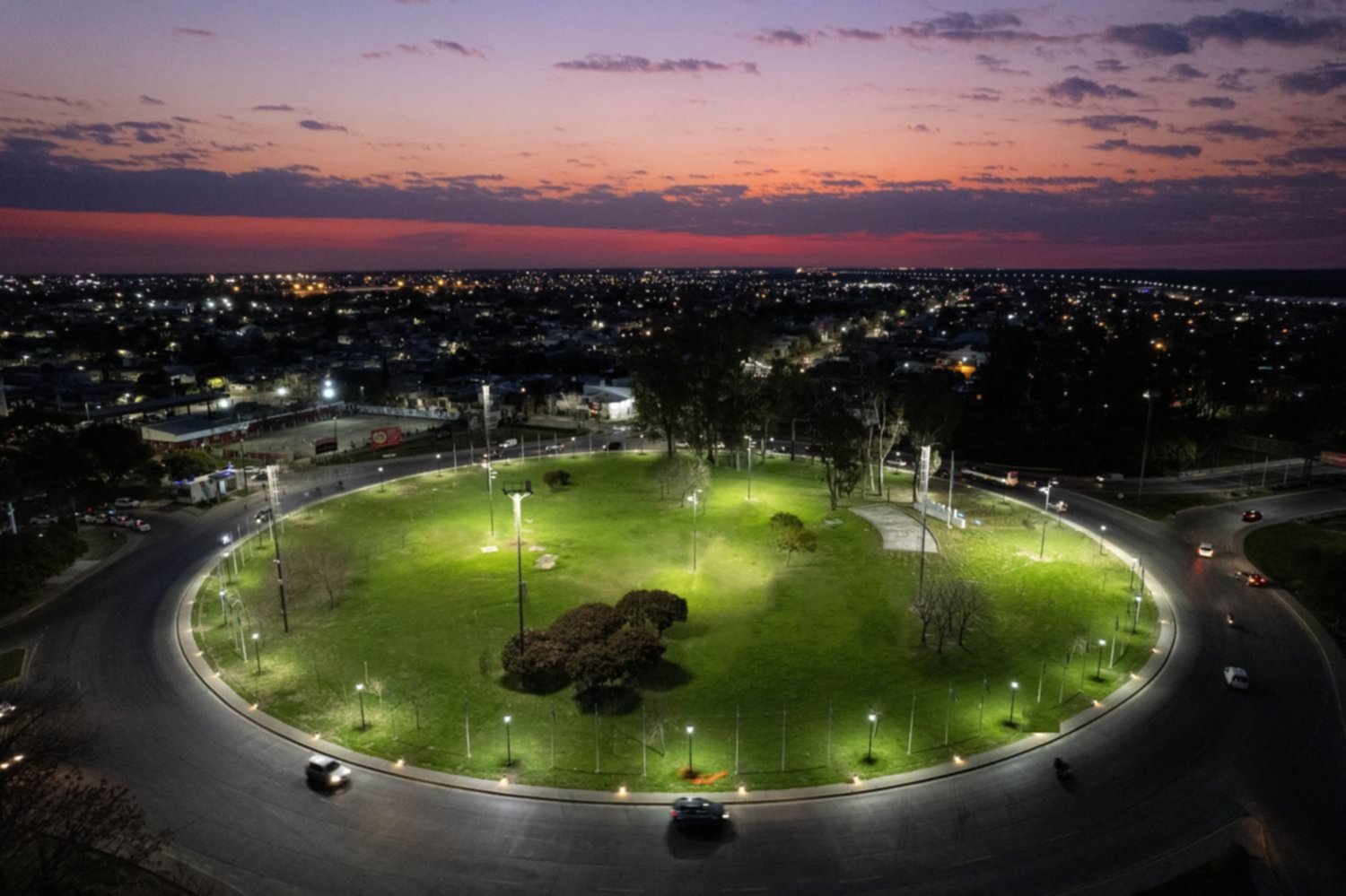 Iluminación y forestación: terminó el plan de renovación de rotondas de acceso a La Plata