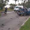 Un camión chocó a un auto en un semáforo y una mujer quedó atrapada