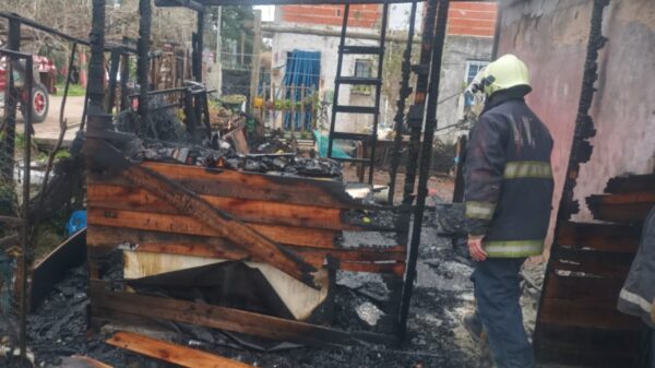 Se incendió una vivienda en Arturo Seguí y una mujer debió ser rescatada de las llamas