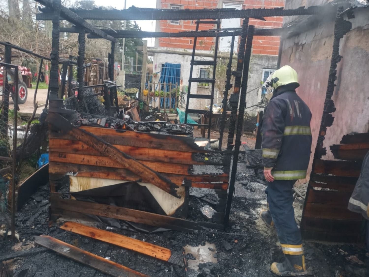 Se incendió una vivienda en Arturo Seguí y una mujer debió ser rescatada de las llamas