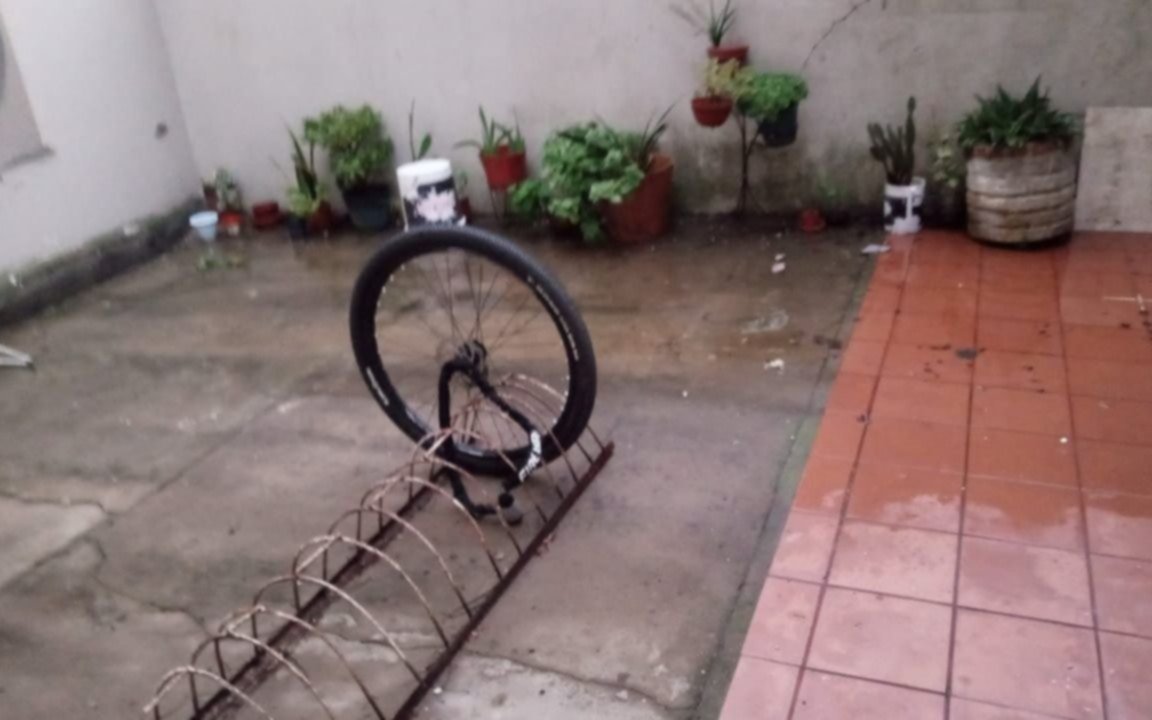 Saquearon el bicicletero de un edificio de La Plata y solo dejaron una rueda