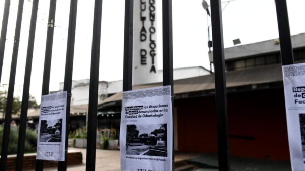 Aseguran que docentes de Odontología denunciados por acoso siguen dando clases