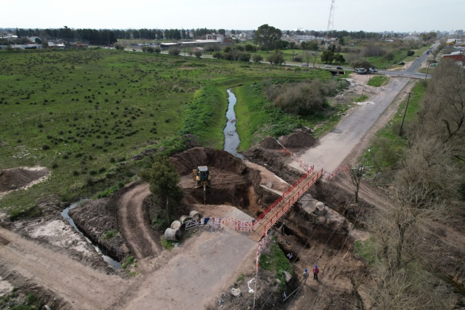 Arrancaron las obras y así avanzan dos puentes nuevos sobre un arroyo clave de La Plata