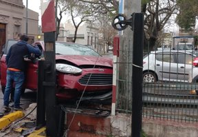 Dos autos chocaron en un paso a nivel de La Plata y el servicio de tren quedó interrumpido