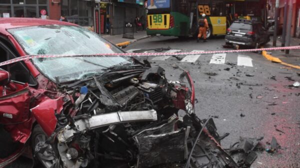 Terrible choque entre tres autos y un micro dejó un saldo de siete heridos