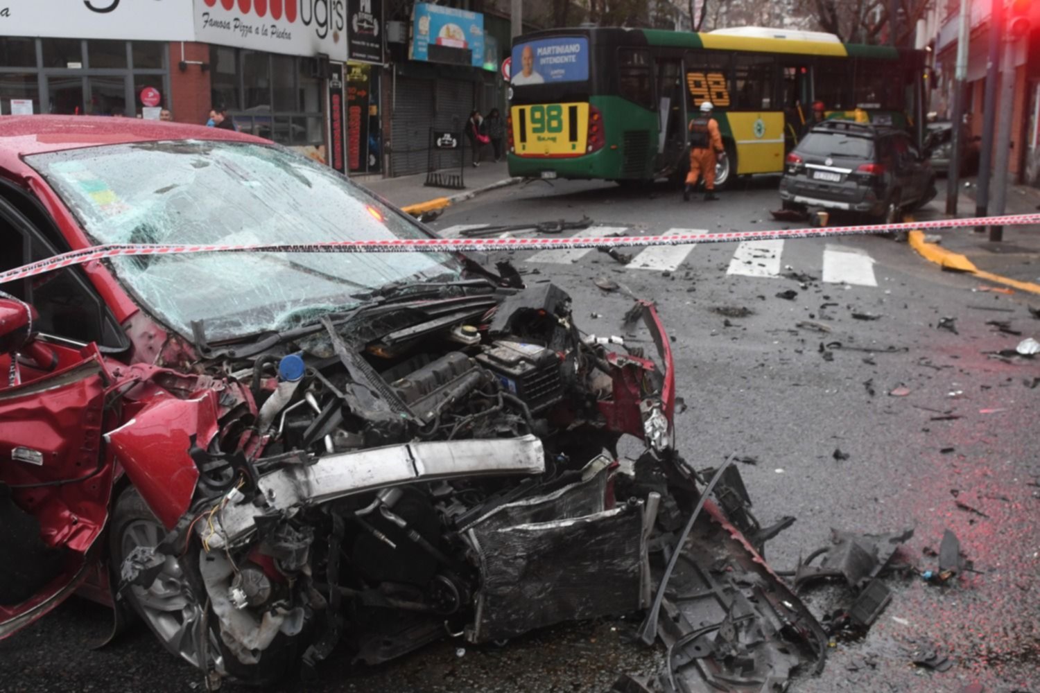 Terrible choque entre tres autos y un micro dejó un saldo de siete heridos