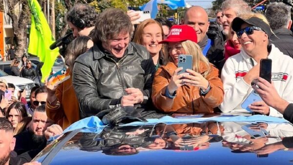 VIDEO: Le robaron a un periodista de La Plata mientras cubría una caravana de Milei