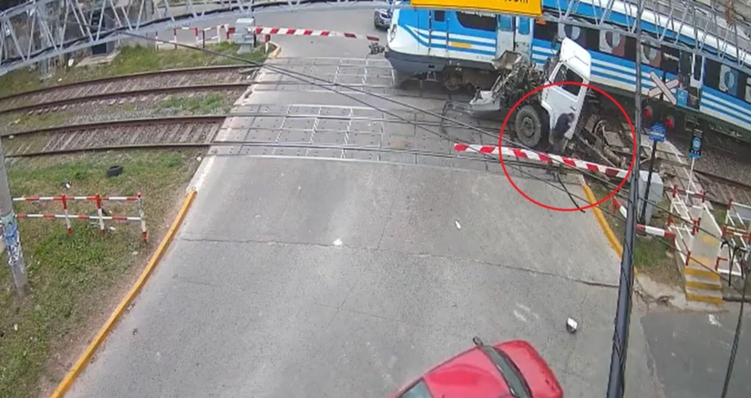 Dura sanción para el camionero que cruzó con las barreras bajas y chocó contra un tren