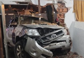 Choque y milagro en La Plata: se metió con la camioneta en una casa